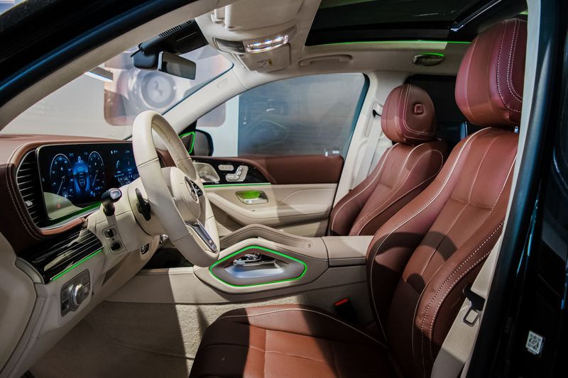 Mercedes-Benz Maybach • 2024 • 3,800 km 6