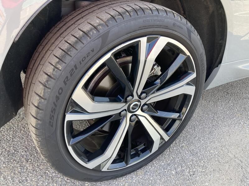 Volvo XC60 • 2024 • 12,819 km 35