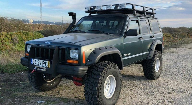 Jeep Cherokee • 2000 • 199,999 km 1