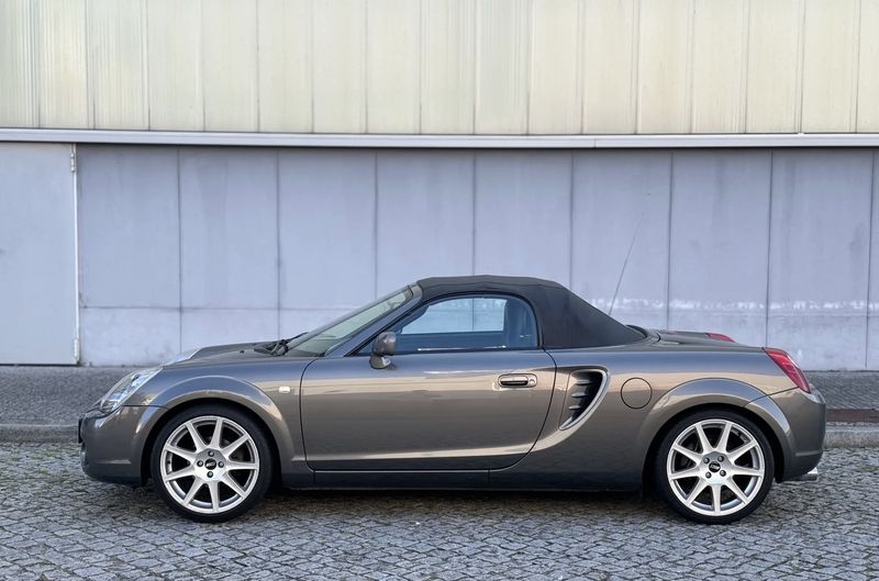 Toyota MR2 • 2005 • 87,000 km 3