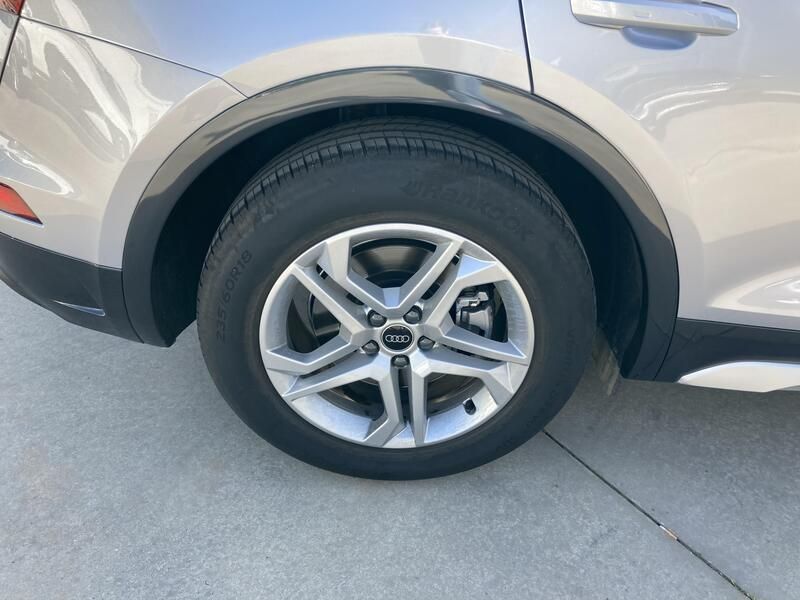 Audi Q5 • 2023 • 19,949 km 10