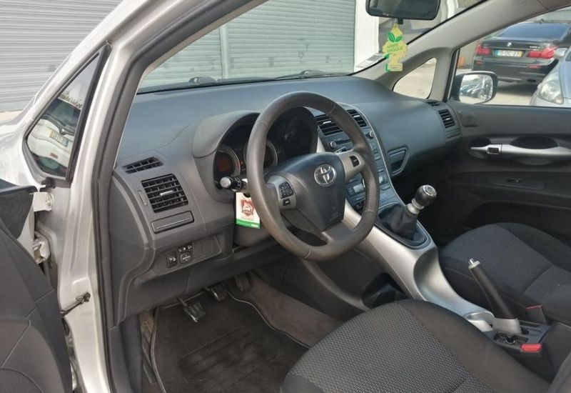 Toyota Yaris • 2011 • 28,000 km 3
