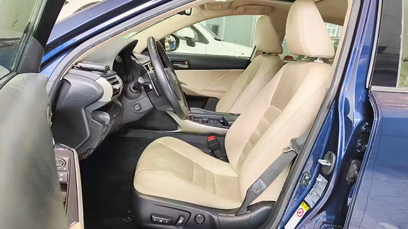 Lexus IS • 2014 • 136,088 km 11