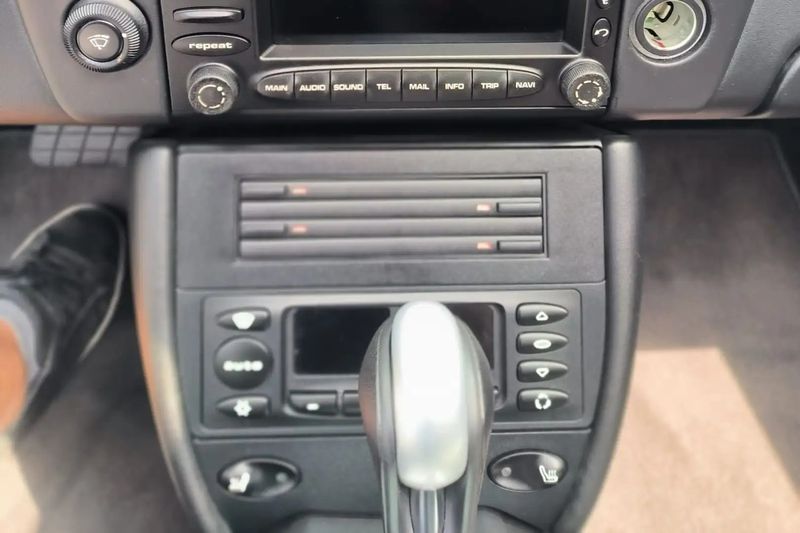 Porsche 911 Carrera • 2003 • 61,000 km 9