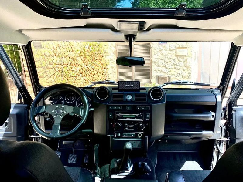 Land Rover Defender • 2010 • 101,000 km 6