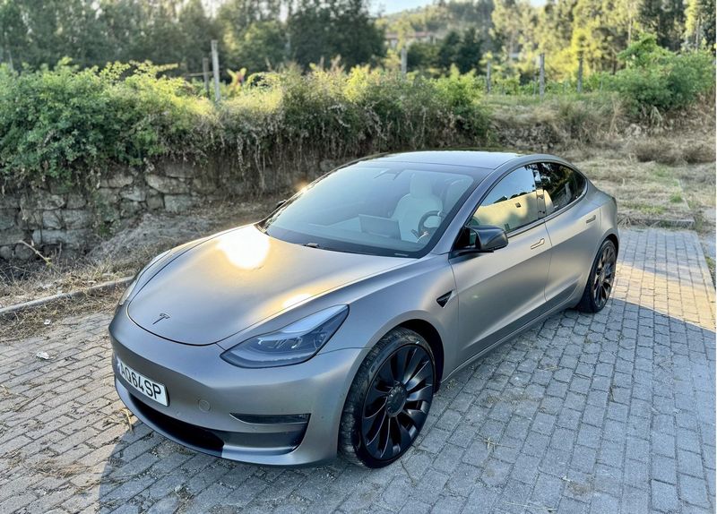 Tesla Model 3 • 2012 • 80,000 km 1
