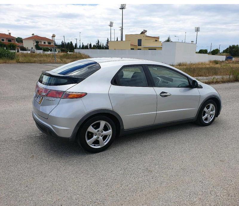 Honda Civic • 2009 • 190,000 km 3