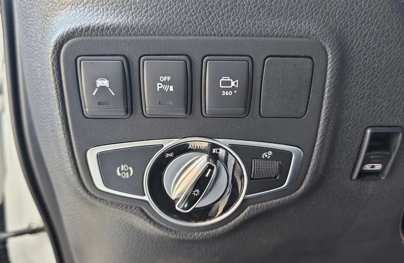 Mercedes-Benz 200 - 300 • 2019 • 104,342 km 12