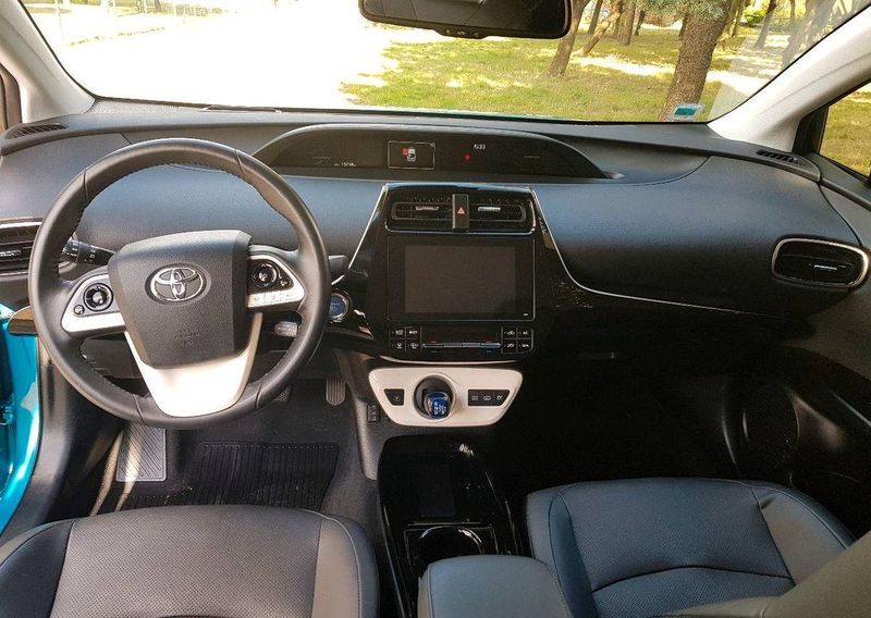 Toyota Prius • 2017 • 19,999 km 3