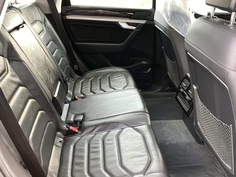 Volkswagen Touareg • 2020 • 49,560 km 3