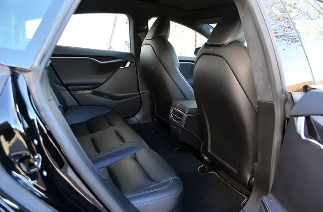 Tesla Model S • 2019 • 108,000 km 7