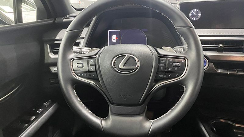 Lexus UX • 2022 • 9,000 km 9