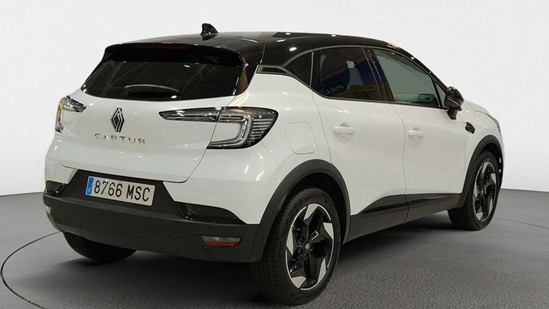 Renault Captur • 2024 • 2,143 km 5