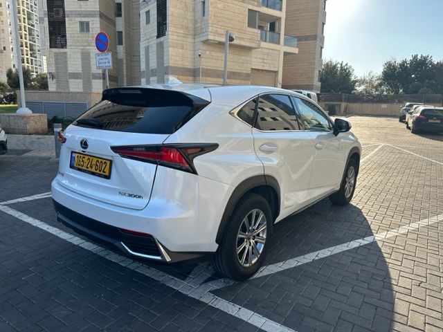 Lexus NX • 2020 • 61,000 km 3