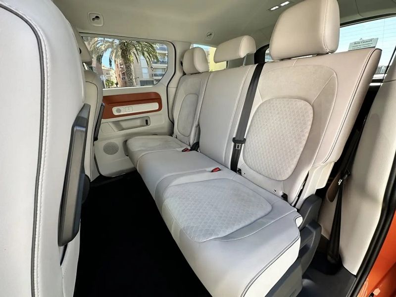 Volkswagen Caravelle • 2023 • 14,000 km 13