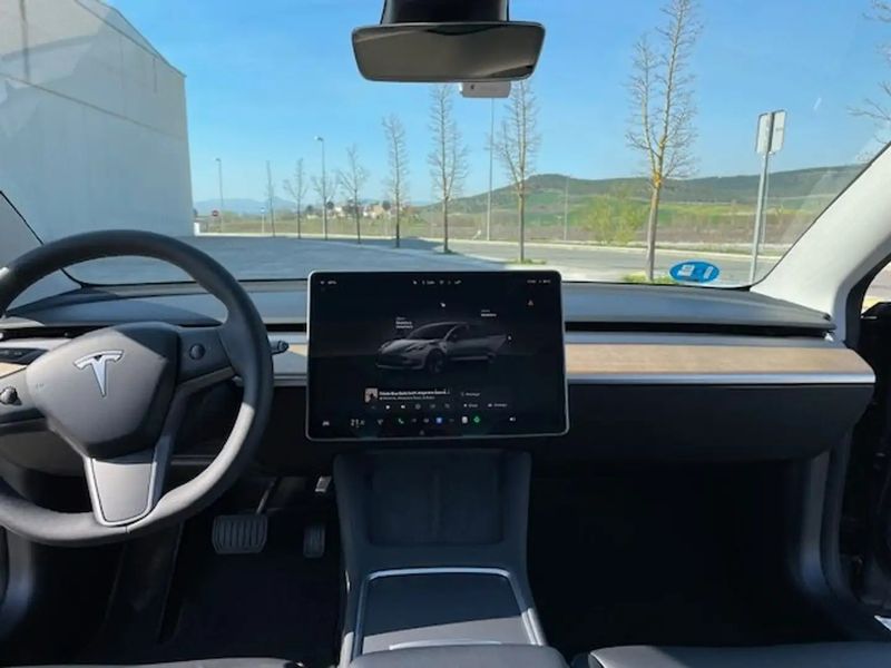 Tesla Model 3 • 2022 • 85,000 km 6
