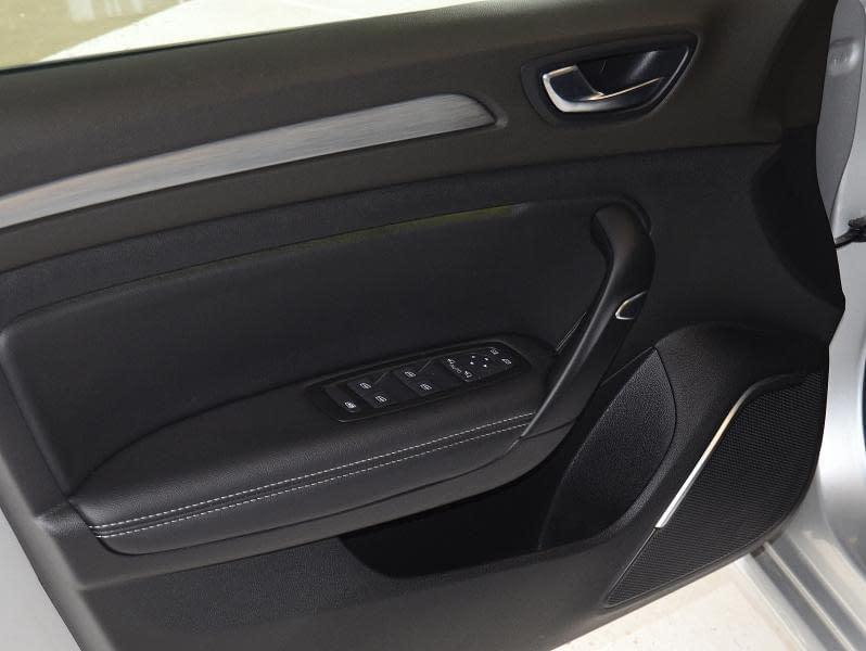 Renault Meganne • 2017 • 21,089 km 3