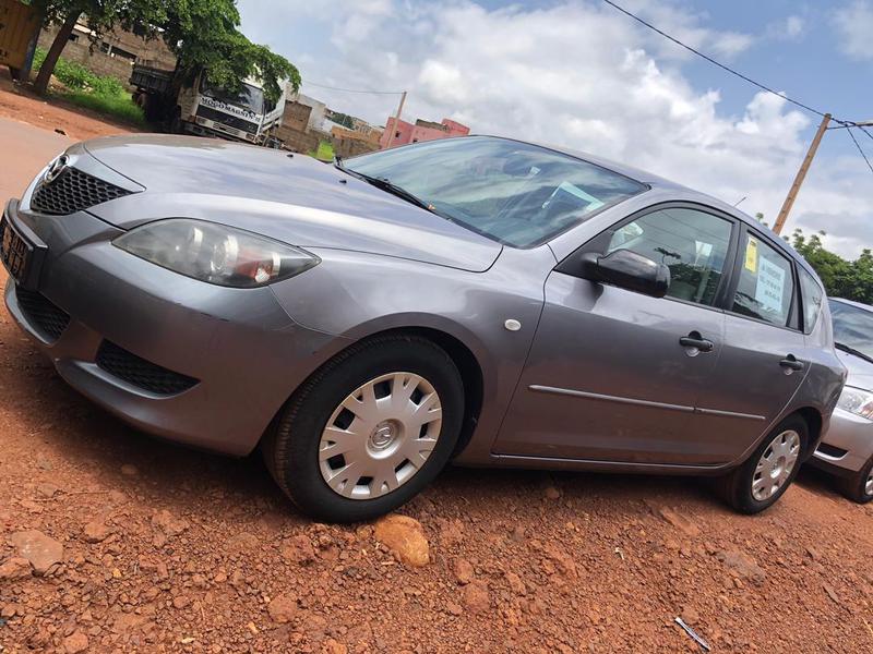 Mazda 3 • 2005 • 206,000 km 3