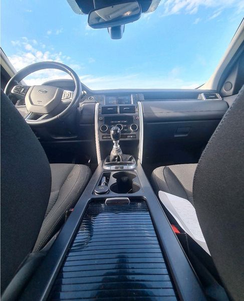 Land Rover Discovery • 2016 • 79,000 km 3