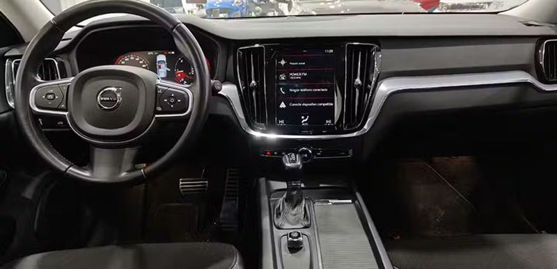 Volvo V60 • 2018 • 81,513 km 4