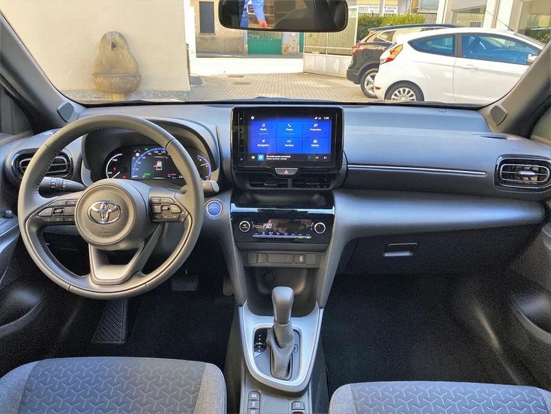 Toyota Yaris • 2022 • 28,800 km 9