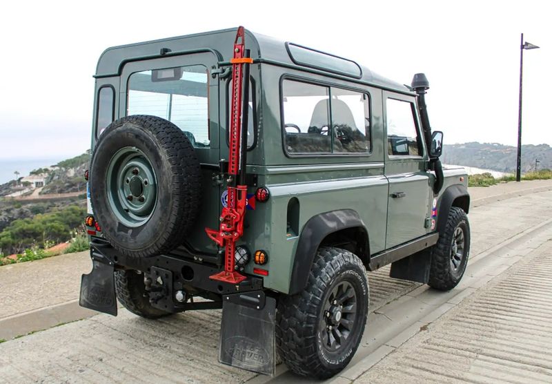 Land Rover Defender • 2000 • 268,000 km 2