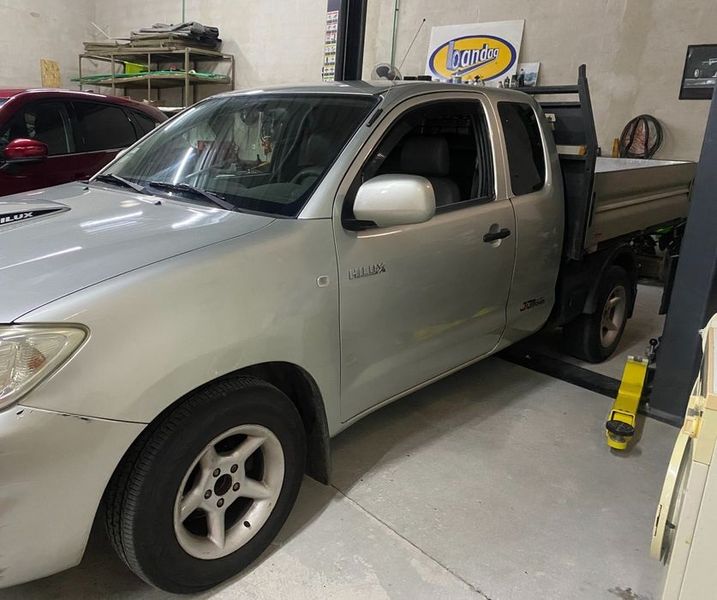 Toyota Hilux • 2009 • 177,000 km 2