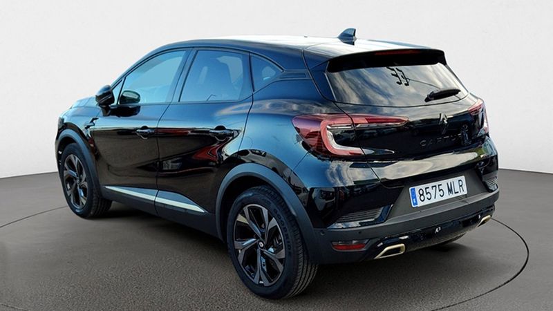 Renault Captur • 2023 • 17,890 km 3