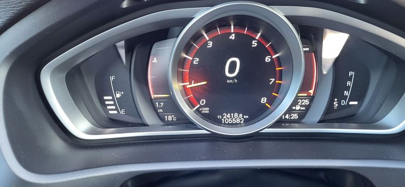 Volvo V40 • 2017 • 105,500 km 4