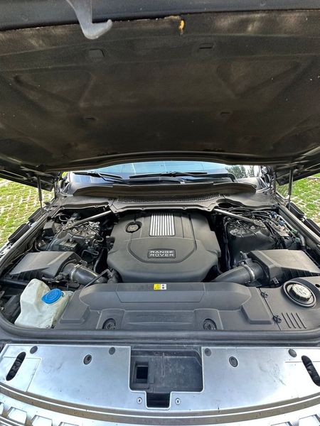 Land Rover Range Rover • 2014 • 180,000 km 4