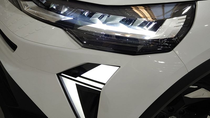 Renault Captur • 2024 • 2,143 km 10