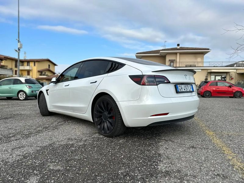 Tesla Model 3 • 2021 • 65,000 km 2