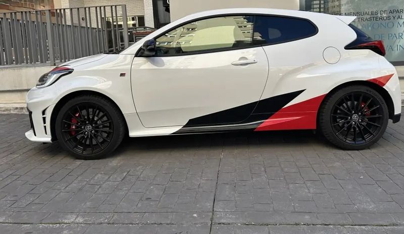 Toyota Yaris • 2024 • 1,960 km 15
