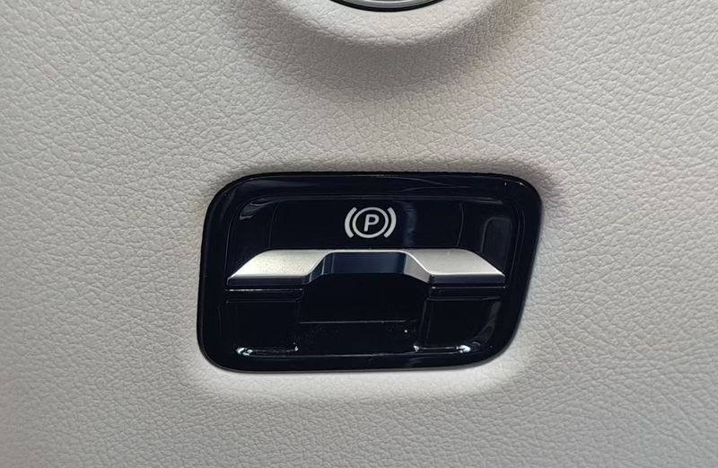 Mercedes-Benz E Coupé • 2024 • 12,553 km 10