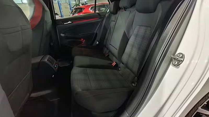 Volkswagen Golf • 2024 • 14,183 km 10