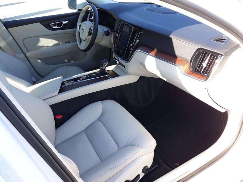 Volvo S60 • 2019 • 88,000 km 5