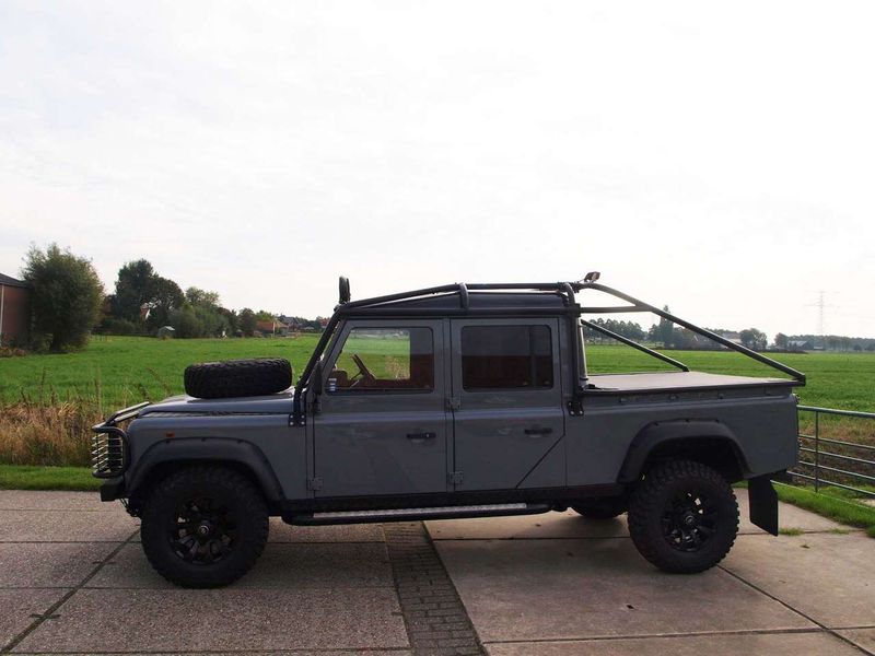 Land Rover Defender • 1999 • 250,700 km 4