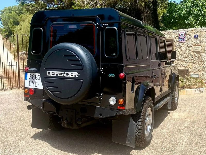 Land Rover Defender • 2010 • 101,000 km 3