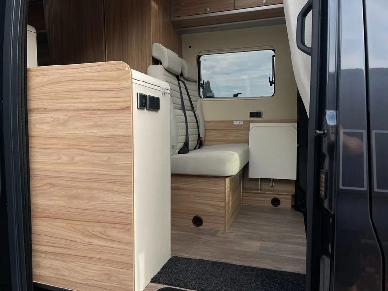 Mercedes-Benz Sprinter • 2021 • 20,800 km 9