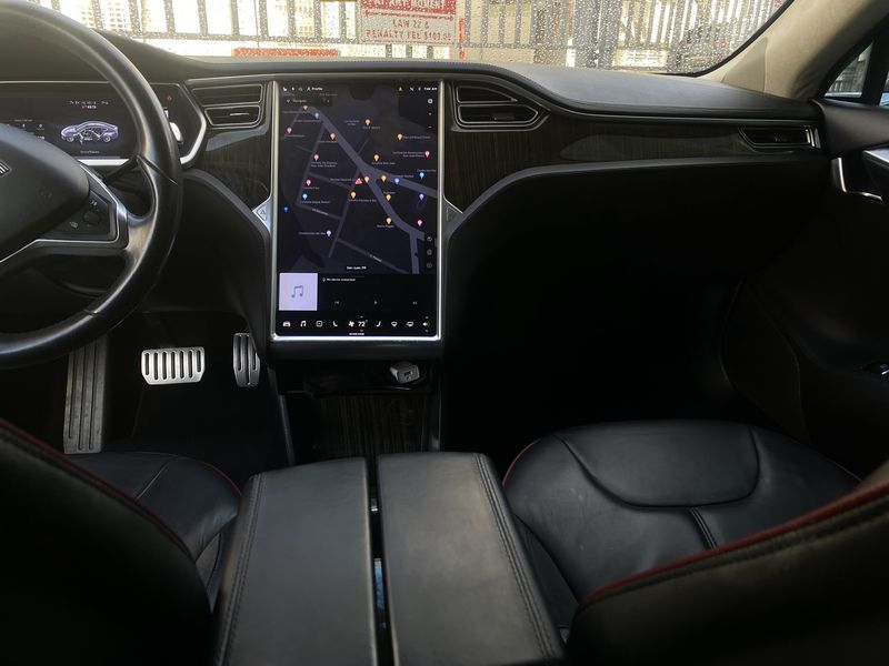 Tesla Model S • 2013 • 31,300 km 2