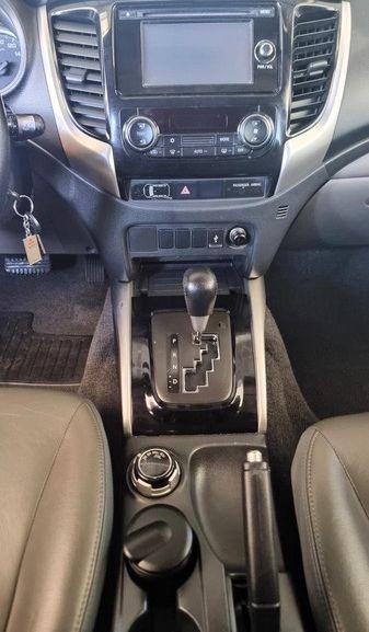 Mitsubishi L200 • 2016 • 110,000 km 2