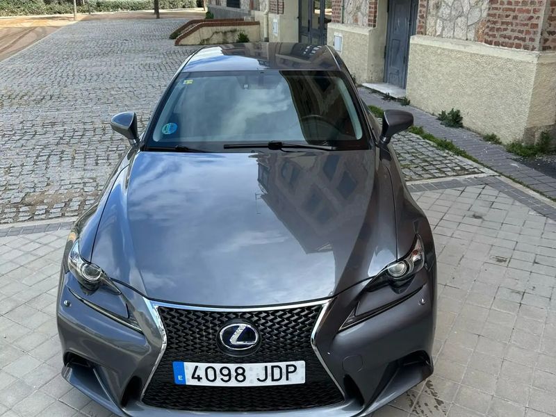 Lexus IS • 2015 • 139,000 km 4