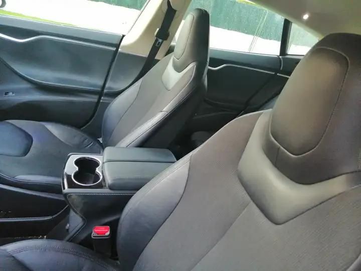 Tesla Model S • 2013 • 285,382 km 4