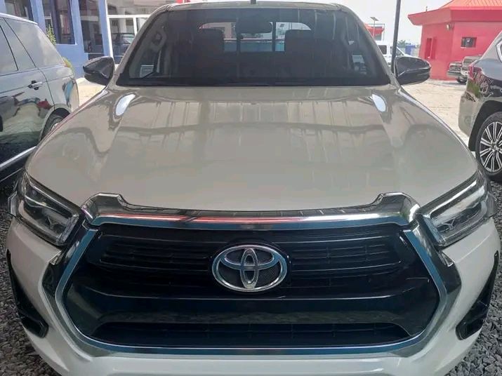 Toyota Hilux • 2017 • 50,000 km 3