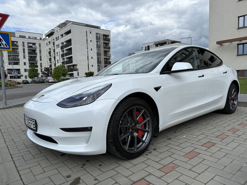 Tesla Model 3 • 2023 • 40,000 km 1