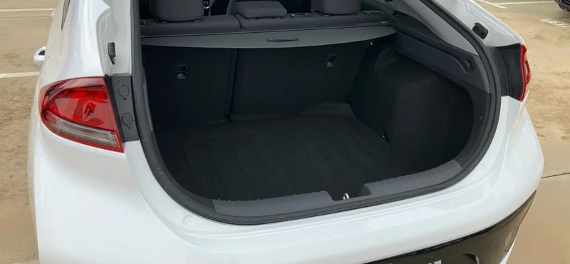 Hyundai Ioniq Hybrid • 2018 • 83,500 km 11