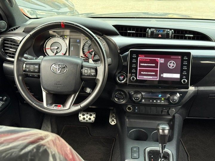 Toyota Hilux • 2024 • 30,000 km 4