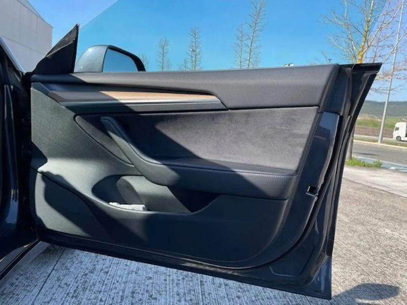 Tesla Model 3 • 2022 • 85,000 km 4