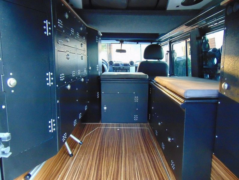 Land Rover Defender • 2015 • 82,235 km 3