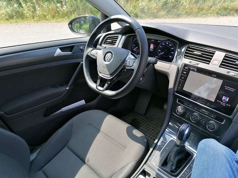 Volkswagen e-Golf • 2018 • 105,500 km 2